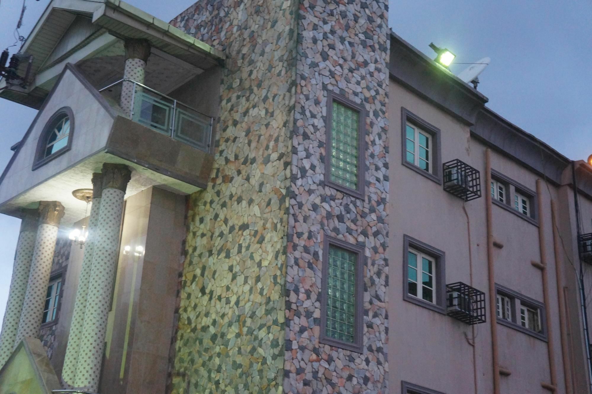 Suit Las Caracas Lagos Luaran gambar